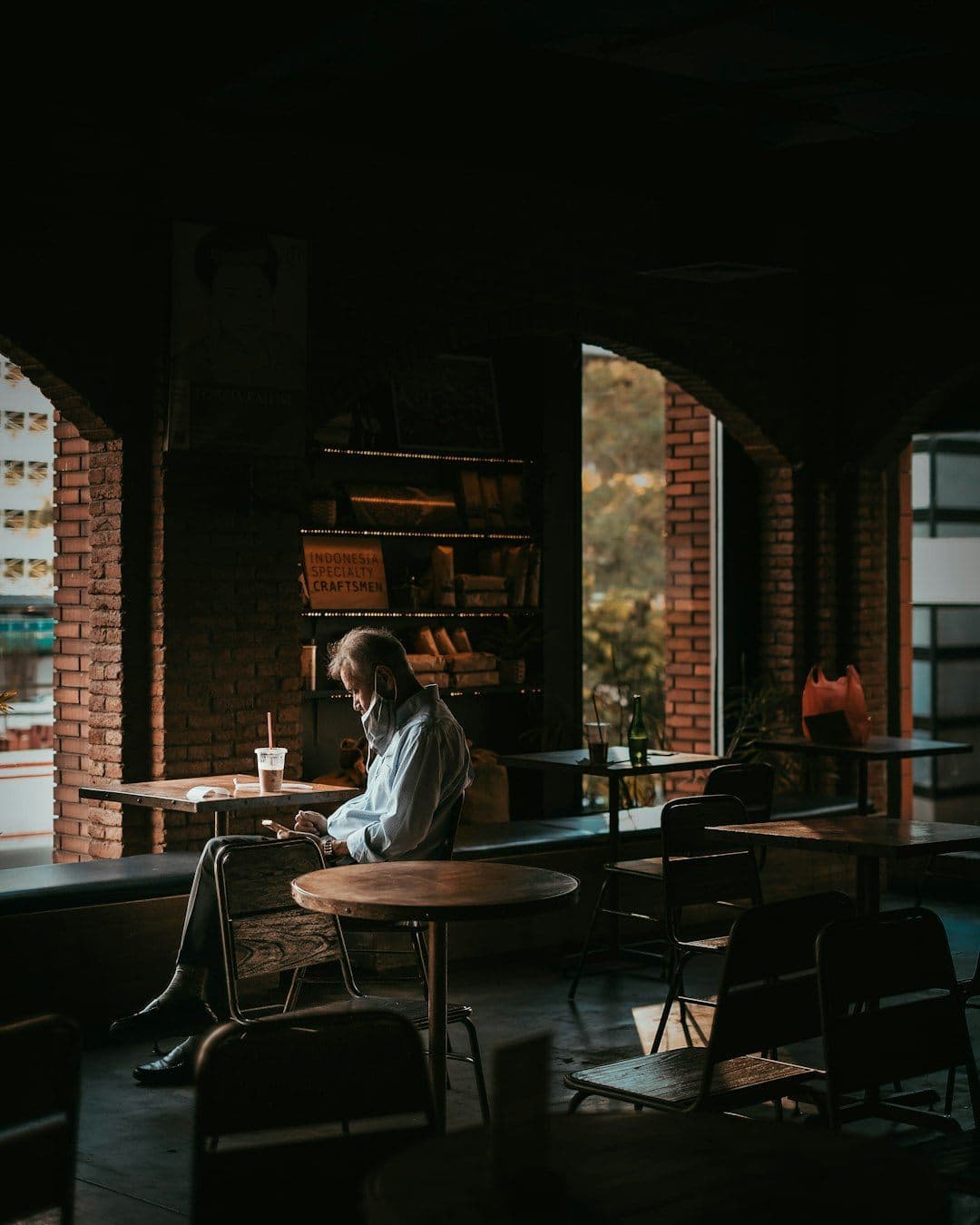 A cafe stop on the way home from work—modern people dropping by in search of their third place.