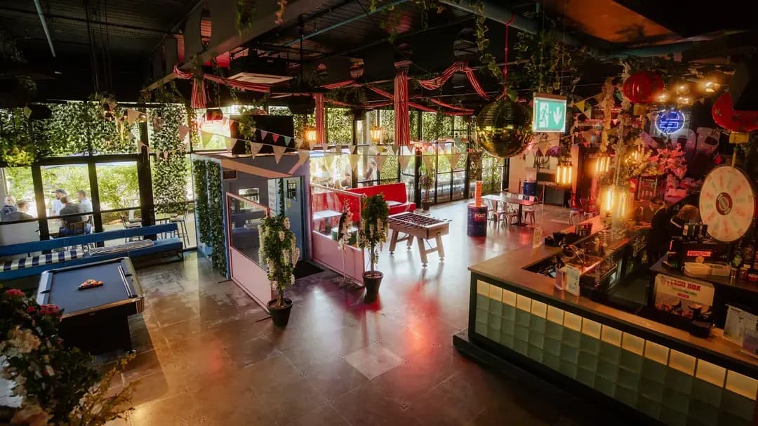 HUCKSTER Main Bar (2)