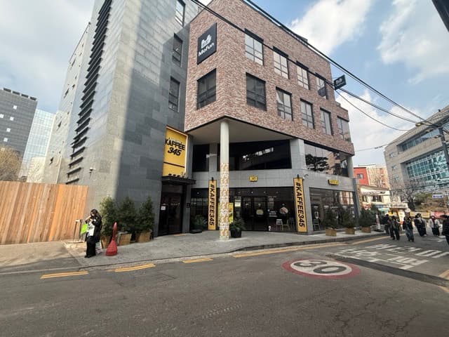 홍대 메인 상권 70평 대형카페 (3)