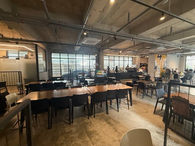 홍대 메인 상권 70평 대형카페